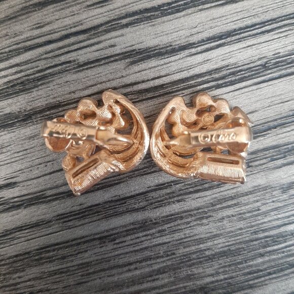 Vintage Coro Gold-Tone Clip-On Earrings With Pink Rhinestones - Picture 2 of 2